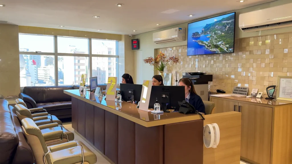 {variavel1} {variavel2}